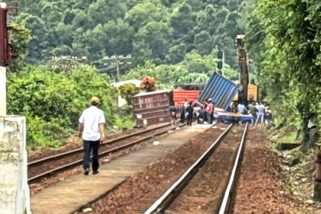 Sự cố khiến tàu chở hàng trật bánh gây tê liệt đường sắt qua đèo Hải Vân