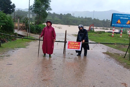 Hà Tĩnh: Gần 5.000 học sinh ở huyện miền núi nghỉ học do mưa lũ