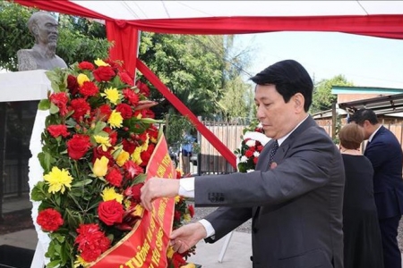 Chủ tịch nước Lương Cường đặt vòng hoa tưởng niệm Chủ tịch Hồ Chí Minh tại Chile