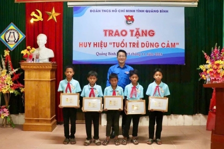 Trao Huy hiệu Tuổi trẻ dũng cảm cho 5 học sinh cứu sống 2 em nhỏ