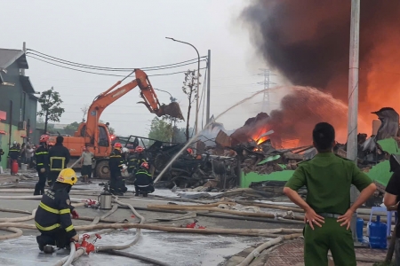 Hà Nội: Đã khống chế được vụ cháy tại xưởng sản xuất bao bì ở huyện Hoài Đức