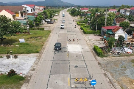 Đầu tư gần 70 tỷ đồng thảm lại 3km tuyến quốc lộ 1A xuống cấp nghiêm trọng