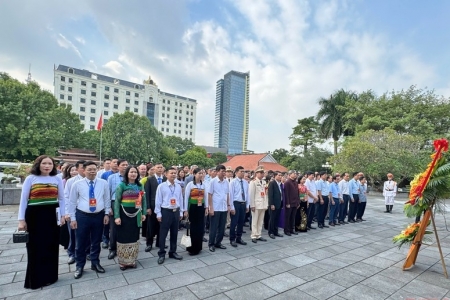 Đoàn Đại biểu các dân tộc thiểu số tỉnh Thanh Hóa dâng hương, báo công với Chủ tịch Hồ Chí Minh