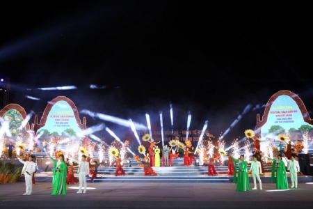 QLTT Vĩnh Long giám sát hàng hóa, dịch vụ tại sự kiện Festival Gạch Gốm Đỏ - Kinh tế Xanh