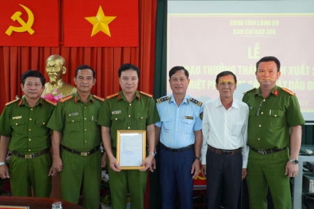 Long An khen thưởng về thành tích xuất sắc trong công tác chống buôn lậu, gian lận thương mại và hàng giả