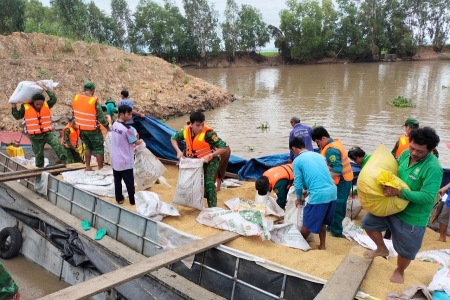 Đồn Biên phòng Lạc Quới giúp dân khắc phục sự cố chìm ghe chở lúa