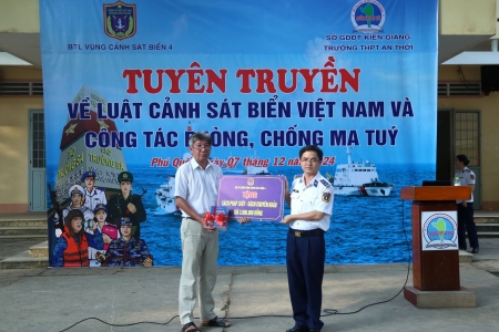 Kiên Giang: BTL Vùng Cảnh sát biển 4 tuyên truyền GDPL cho học sinh Trường THPT An Thới