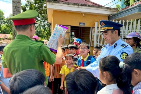 Quản lý thị trường Thanh Hoá tăng cường, kiểm tra giám sát các cơ sở kinh doanh thực phẩm khu vực trường học