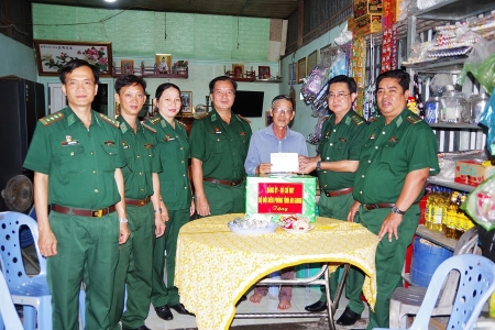 Bộ đội Biên phòng tỉnh An Giang thăm, tặng quà Mẹ Việt Nam anh hùng