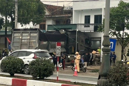 Hà Tĩnh: Đang lưu thông trên quốc lộ, xe đầu kéo bất ngờ lao vào nhà dân