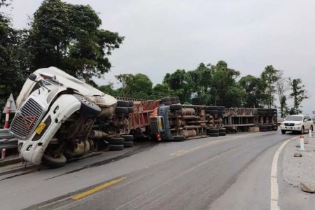 Hà Tĩnh: 2 xe container cùng nhau lật trên quốc lộ 8 khi đi lên cửa khẩu Cầu Treo