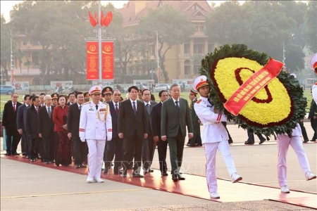 Lãnh đạo Đảng và Nhà nước viếng Chủ tịch Hồ Chí Minh nhân kỷ niệm ngày thành lập QĐND Việt Nam