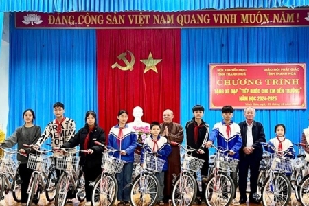 Tặng 100 xe đạp cho học sinh có hoàn cảnh khó khăn 2 huyện Vĩnh Lộc, Cẩm Thủy