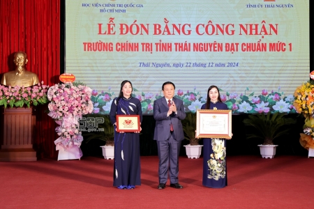 Trường Chính trị tỉnh Thái Nguyên đón Bằng công nhận đạt chuẩn mức 1