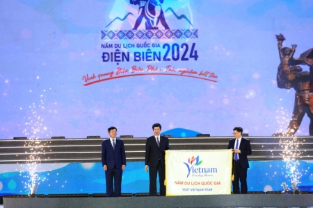 Huế - Nhận cờ "Năm Du lịch quốc gia 2025" với chủ đề “Kinh đô xưa - Vận hội mới”