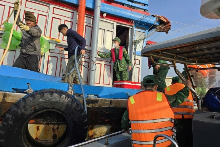 Đồn Biên phòng Cô Tô: Cứu hộ thành công tàu cá cùng 13 ngư dân bị nạn trên biển