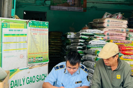 Lực lượng QLTT Thanh Hóa giám sát việc thực hiện pháp luật về quản lý, sản xuất, kinh doanh vật tư nông nghiệp