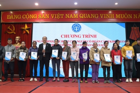 Agribank ủng hộ 4 tỷ đồng trao tặng sổ BHXH, thẻ BHYT cho người dân bị thiệt hại bởi bão lũ