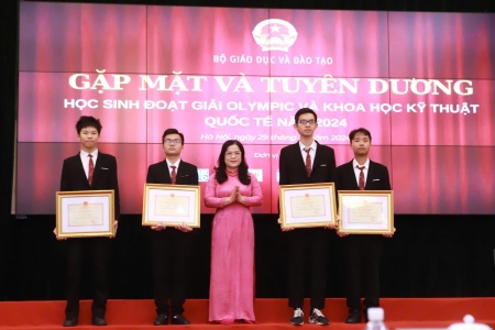 Tuyên dương học sinh đoạt giải Olympic và khoa học kỹ thuật quốc tế