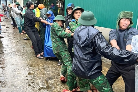 Quảng Trị: Trục vớt tàu cá bị chìm trong đêm lên bờ an toàn