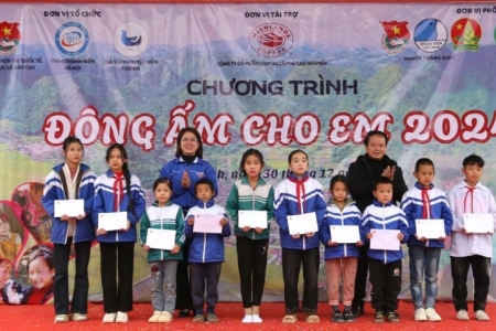 Tặng quà, suất ăn cho học sinh tại huyện Tràng Định