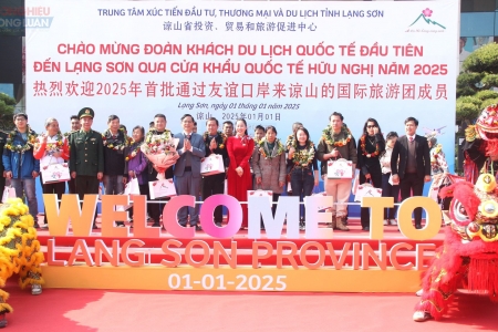Lạng Sơn: Chào đón đoàn khách du lịch quốc tế đầu tiên năm 2025