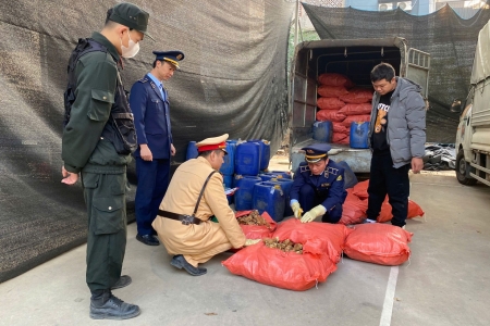 Phát hiện, thu giữ 500kg chân giò lợn không rõ nguồn gốc xuất xứ đang trên đường đi tiêu thụ