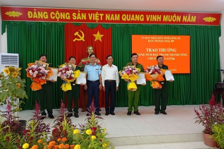 Long An: Khen thưởng các tập thể có thành tích xuất sắc trong công tác chống buôn lậu