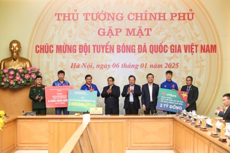 Petrovietnam trao tặng Ban huấn luyện và các cầu thủ Đội tuyển bóng đá Quốc gia Việt Nam 2 tỷ đồng