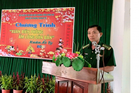 70 phần quà trao tặng gia đình khó khăn trong Chương trình “Xuân Biên phòng ấm lòng dân bản” tại Đồn Biên phòng Thạnh Trị