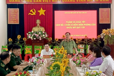 Trung tướng Lê Tấn Tới thăm, chúc Tết cán bộ, chiến sĩ Đồn Biên phòng cửa khẩu Mỹ Quý Tây