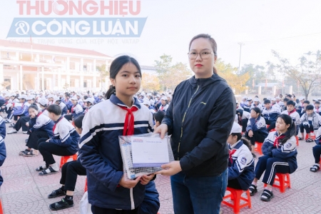 Tạp chí Thương hiệu và Công luận trao 32 suất qùa cho học sinh khuyết tật, hoàn cảnh khó khăn