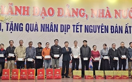 Chánh án TAND tối cao tặng quà Tết hộ nghèo và công nhân lao động tại Đà Nẵng