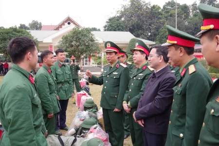 Tư lệnh Quân khu 4 thăm, tặng quà tại tỉnh Thanh Hóa