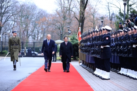 Thủ tướng Donald Tusk chủ trì lễ đón Thủ tướng Phạm Minh Chính thăm chính thức Ba Lan