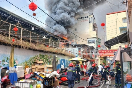 TP. Hồ Chí Minh: Cháy lớn dãy nhà trong hẻm tại  Quận 1 ngày cuối năm