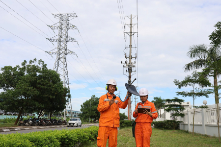 Công nhân ngành Điện miền Bắc trong những ngày nghỉ Tết Nguyên đán