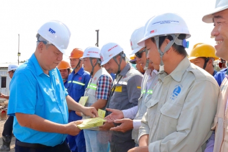 TP. Hồ Chí Minh: Thăm, chúc Tết công nhân làm dự án đường Vành đai 3 xuyên Tết