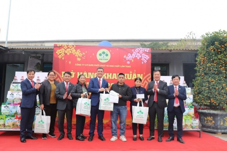 Supe Lâm Thao mở hàng xuất bán hơn 1.000 tấn sản phẩm trong ngày đầu năm mới 2025