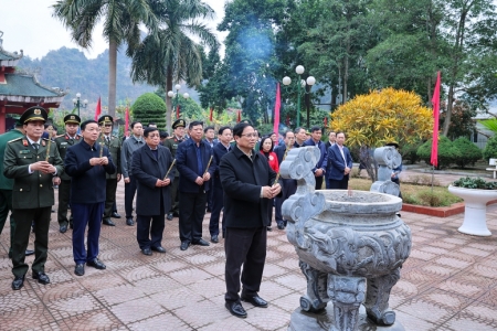 Thủ tướng Phạm Minh Chính dâng hương tại Nhà tưởng niệm Chủ tịch Hồ Chí Minh với chiến dịch Biên giới