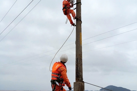 Tâm sự với người thợ điện nơi biển đảo trong những ngày Xuân Ất Tỵ