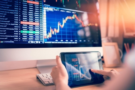 VN-Index hôm nay: Nhà đầu tư lưu ý cổ phiếu ngành chiến lược, tăng trưởng vượt trội nền kinh tế