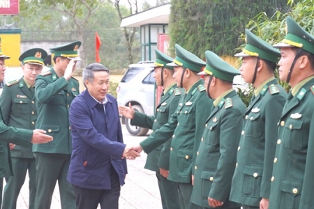 Quảng Trị: Quyền Chủ tịch UBND tỉnh Hà Sỹ Đồng thăm, tặng quà các đồn, hải đội tuyến biển