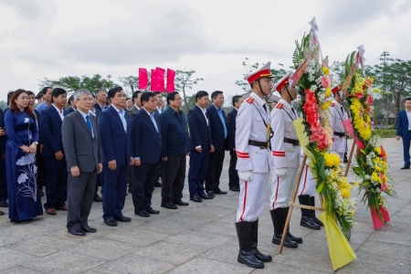 Thủ tướng Phạm Minh Chính dâng hương tri ân các anh hùng liệt sĩ và Mẹ Việt Nam anh hùng