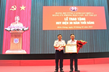 Đảng bộ Vùng Cảnh sát biển 4 trao tặng Huy hiệu 30 năm tuổi Đảng