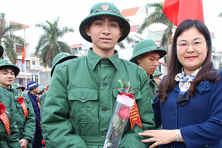 Hơn 300 thanh niên huyện Giao Thủy phấn khởi lên đường nhập ngũ