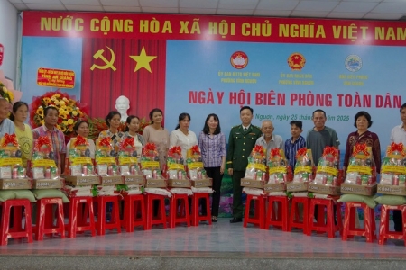 Ngày hội Biên phòng toàn dân ở biên giới Vĩnh Nguơn