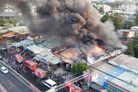 TP. HCM: Cháy lớn dãy nhà trên quốc lộ 13