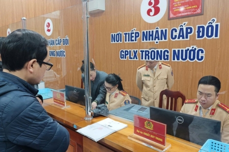 Ngày đầu tiên ngành Công an tiếp nhận gần 400 hồ sơ cấp, đổi giấy phép lái xe