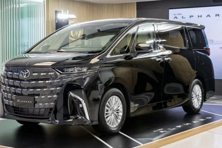 10 xe Toyota Alphard tại Việt Nam bị triệu hồi vì lỗi ốp nắp ca-pô